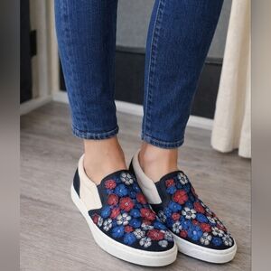 Woman COACH Chack Blue & Red Flower Embellished 3D Leather 8.5 Flats Cream Black